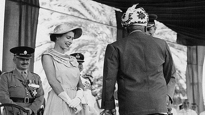 الملكة اليزابيث أثناء لقاء مع أحد أعيان مدينة عدن خلال الزيارة